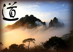 Idéogramme du Tao au-dessus d'une montagne dans la brume